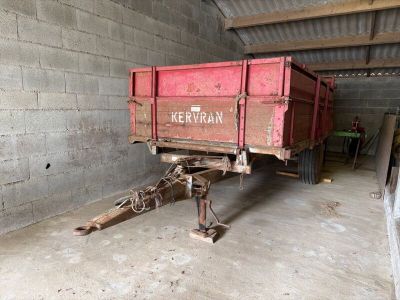 un camion rouge garé dans un garage