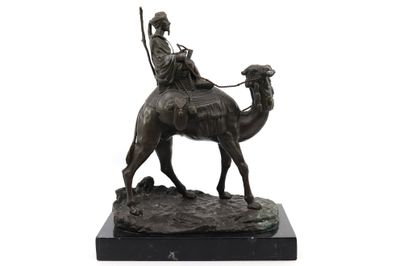 statue en bronze représentant un homme à dos de chameau, une lance à la main