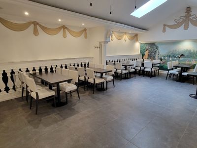 une grande salle à manger avec de nombreuses tables et chaises
