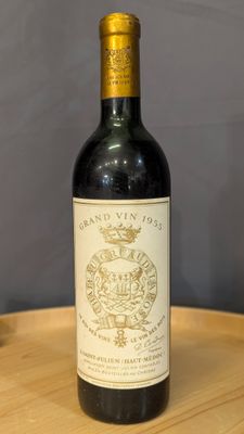 une bouteille de vin posée sur une table