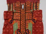 un gilet brodé orange et vert, orné d'un motif floral