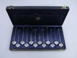 un ensemble de six cuillères en argent dans un étui bleu