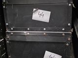 une pile de valises noires empilées les unes sur les autres