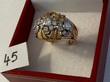 une bague en or et diamants dans un coffret rouge avec une étiquette de prix