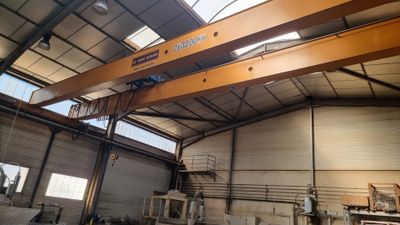 une grue installée à l'intérieur d'un bâtiment