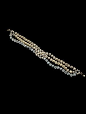 Collier trois rangs en perles fantaisie. Ancien travail