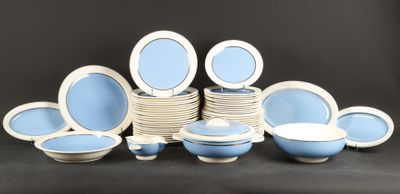 de nombreuses assiettes et bols bleus et blancs posés sur une table