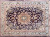 un tapis bleu avec un motif en médaillon