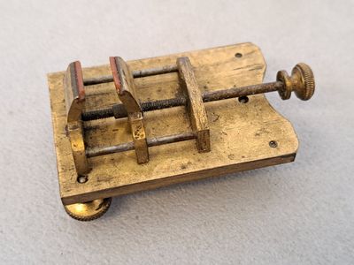 Étau miniature pour horlogerie. Dim. 6x4 cm. - Photo 1
