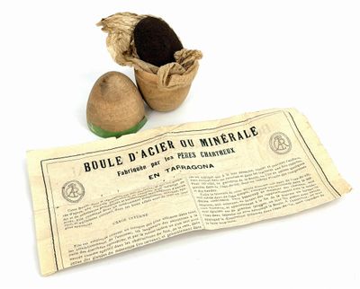 une petite peluche posée à côté d'un journal