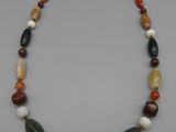 un collier composé de perles multicolores et muni d'un fermoir en argent