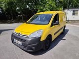 une camionnette jaune garée sur le parking