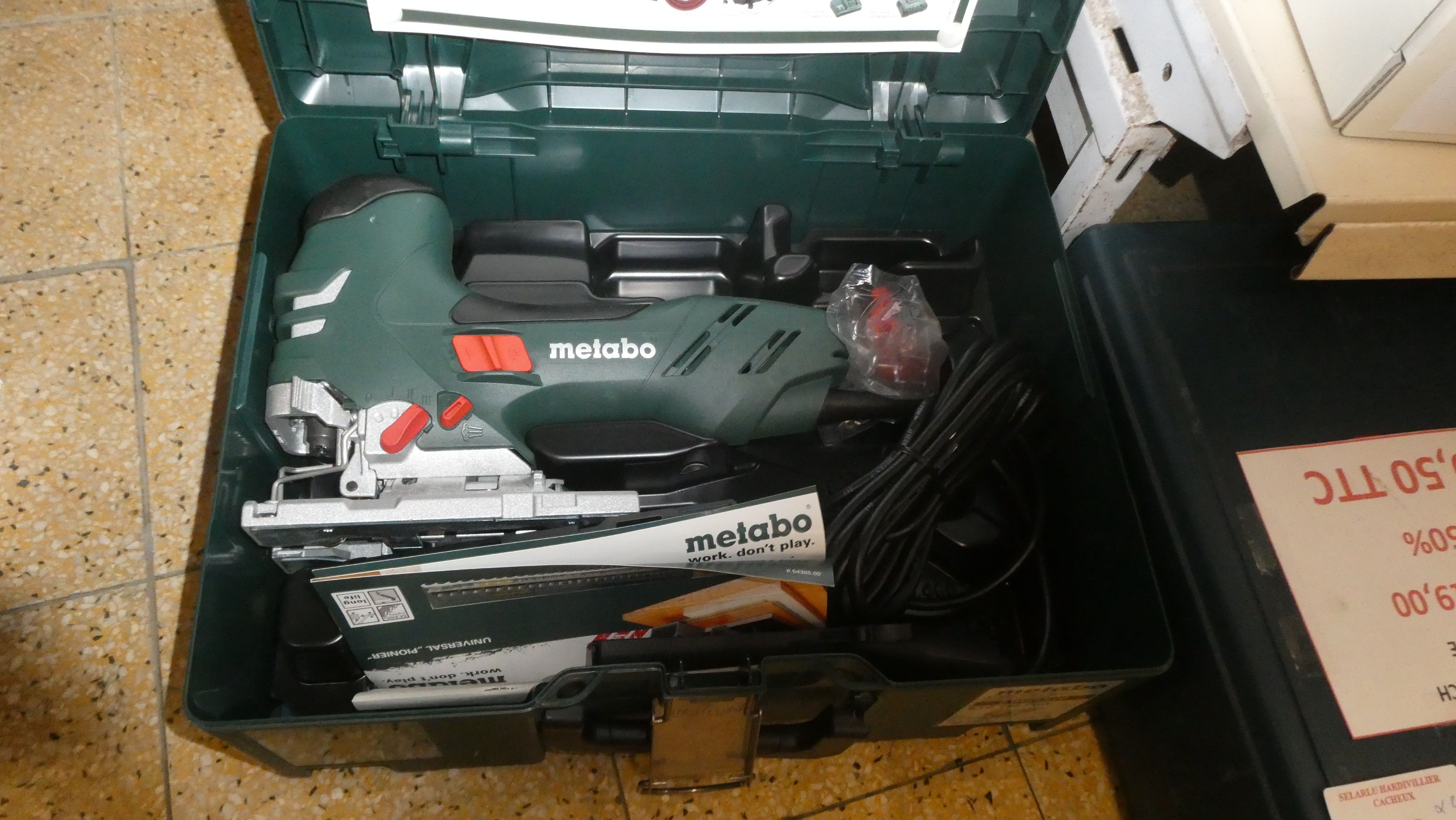- 1 Scie sauteuse filaire METABO