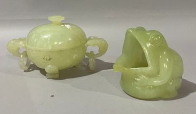 deux vases verts posés l'un à côté de l'autre sur une table