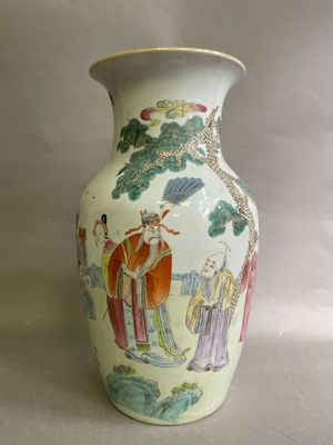 CHINE, XIXe Vase balustre en porcelaine de la famille rose à…