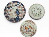 trois assiettes chinoises ornées d'oiseaux et de fleurs sur fond blanc
