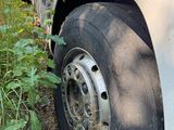 un camion garé sur le côté de la route
