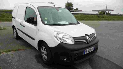 la camionnette blanche est garée dans le parking