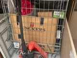un caddie rempli de cartons et d'outils