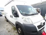 une camionnette blanche garée dans un parking