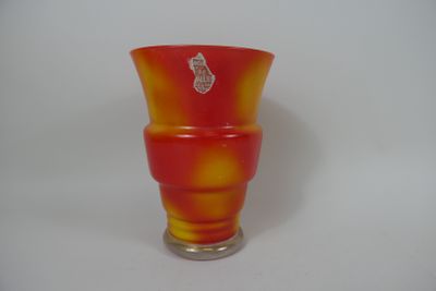 Vase en verre peint jaune-orangé de forme tronconique.