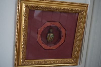 une photo d'un vase dans un cadre doré