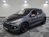 la photo d'une voiture grise garée dans un garage