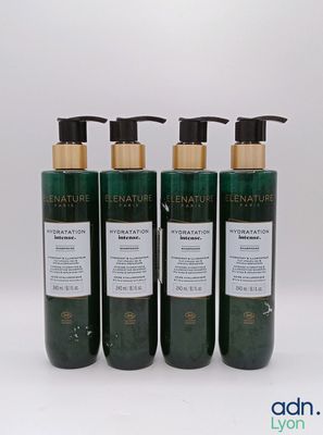 trois flacons de gel douche au thé vert sur fond blanc