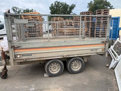 un camion équipé d'une cage à l'arrière, dans un parking
