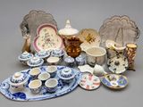 de nombreux types de plats et de tasses sur la table