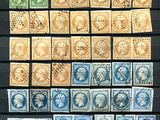 une vaste collection de timbres anciens exposée sur une table
