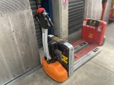 un chariot élévateur garé à côté d'un parcmètre