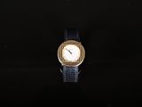 une image représentant une montre-bracelet posée sur une surface noire