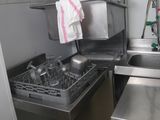 une cuisine équipée d'un évier, d'une cuisinière et d'un lave-vaisselle