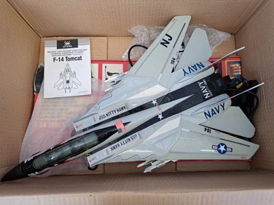 une boîte contenant une maquette d'avion de chasse