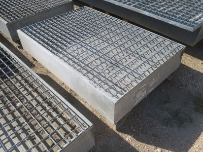de nombreuses grilles métalliques posées à même le sol