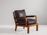 un fauteuil en cuir marron foncé avec une structure en bois et des accoudoirs