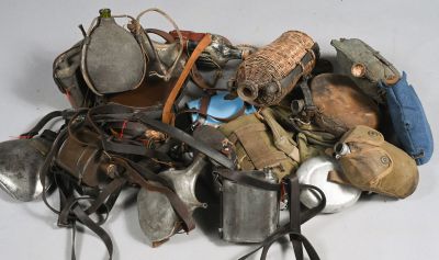 un tas d'objets divers posés sur une surface blanche