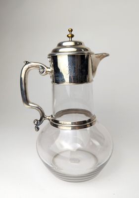 théière en verre plaqué argent avec couvercle en argent, sur fond blanc