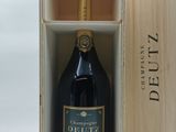 une bouteille de champagne dans un coffret en bois posée sur une table