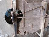 une machine posée sur une table dans une pièce