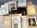 plusieurs livres sont empilés sur une table