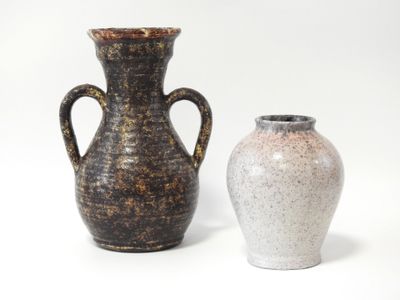 deux vases posés l'un à côté de l'autre sur une surface blanche