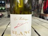 une bouteille de vin posée sur une table dans un magasin