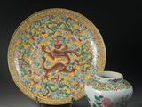 deux assiettes de la « famille » chinoises et une soucoupe