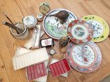une table en bois sur laquelle sont disposées diverses assiettes et une horloge