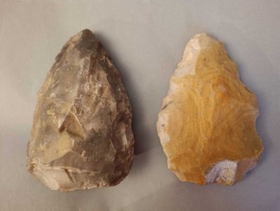 Deux types d'outils différents sont présentés sur une surface blanche
