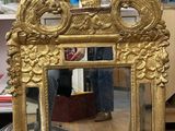 un miroir posé sur le sol d'une pièce
