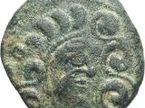 un gros plan d'une pièce de monnaie avec un visage dessus