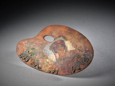 une image montrant un gros plan d'une palette de peinture posée sur une table